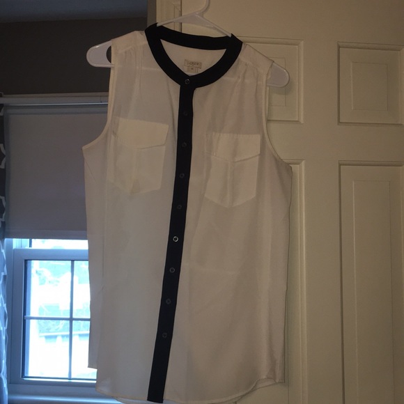 Black and white sleeveless button down - Picture 2 of 4